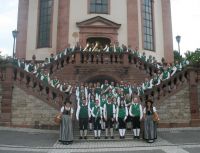 Beide Musikvereine vor der Pfarrkirche St. Martin Königheim